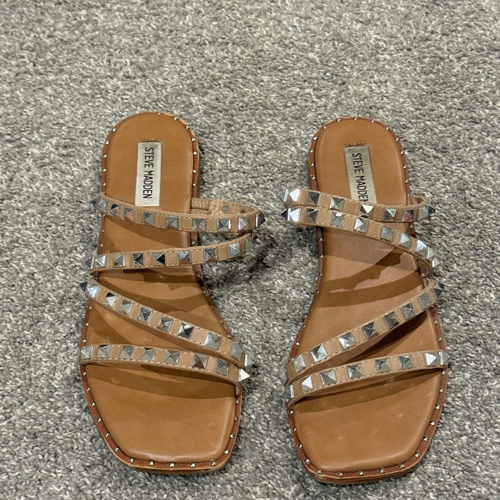 Steve Madden Skyler Tan Sandals with Silver Studs size 9